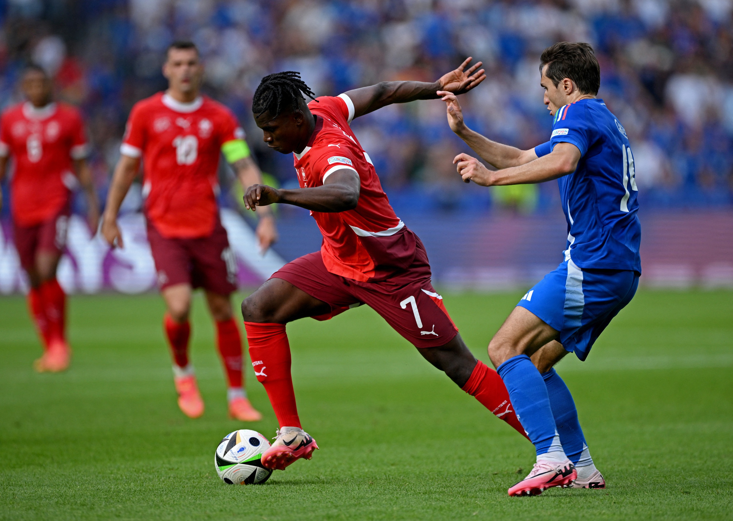 Euro 2024: Ý thành cựu vương, Thuỵ Sĩ đoạt vé đầu tiên vào tứ kết- Ảnh 1. Euro 2024: Ý thành cựu vương, Thuỵ Sĩ đoạt vé đầu tiên vào tứ kết- Ảnh 1.