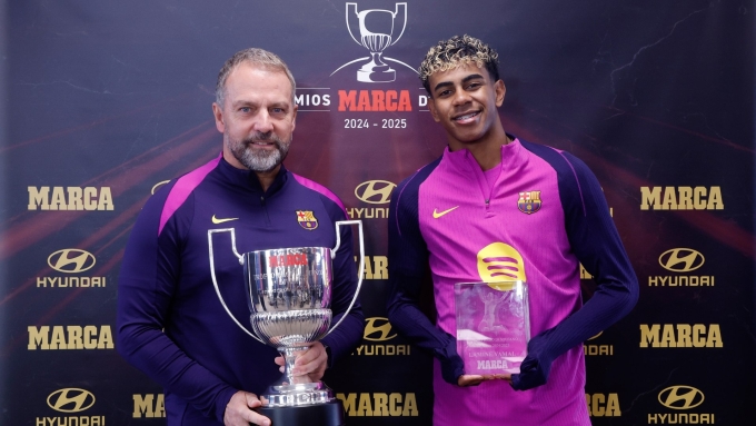 Yamal (phải) và HLV Flick nhận danh hiệu cá nhân cao quý ở La Liga mùa 2024-2025 hôm 20/11, do báo Marca bình chọn. Ảnh: Marca
