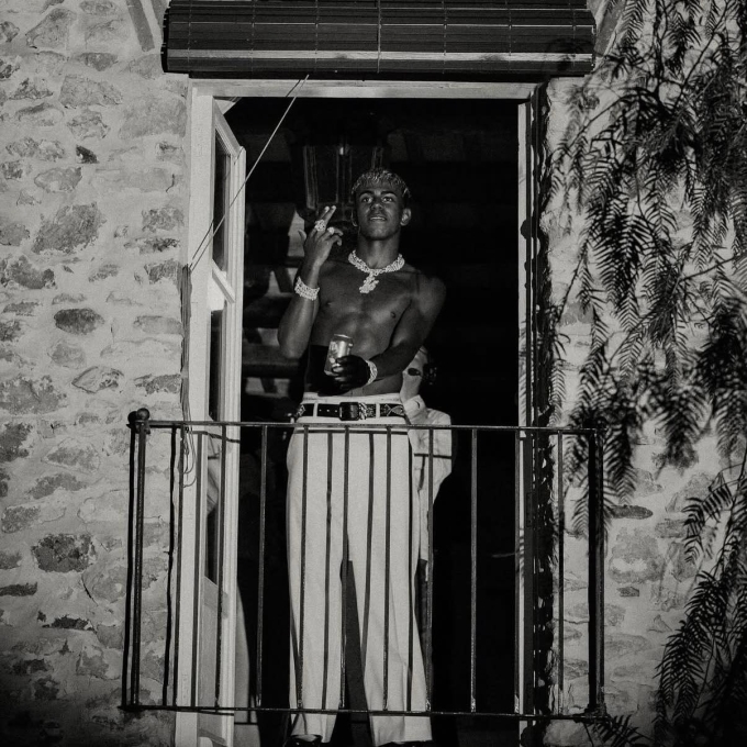 Yamal đứng trên ban công nhảy múa và dùng đồ uống trong bữa tiệc sinh nhật hồi tháng 7/2025. Ảnh: Instagram / Lamine Yamal