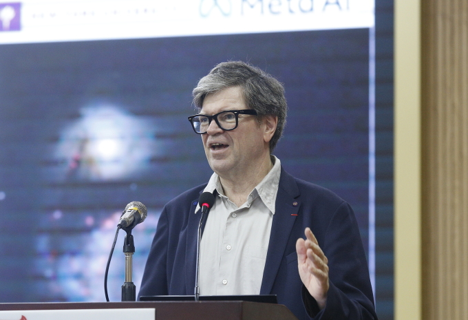 Ông Yann Lecun chia sẻ trước các sinh viên tại Đại học Khoa học Tự nhiên, Đại học Quốc gia Hà Nội, tháng 12/2024. Ảnh: Lưu Quý