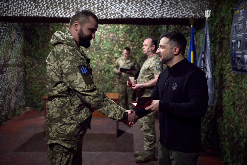 Chiến sự Ukraine ngày 1.359: Zaporizhzhia thất thế, ông Zelensky thị sát thực địa - Ảnh 1.