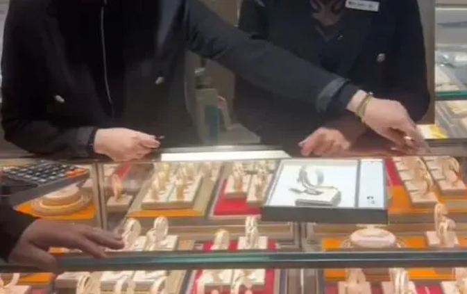 Đeo thử vòng vàng 10 giây, khách hàng bị cửa hàng yêu cầu bồi thường 4 triệu đồng: 