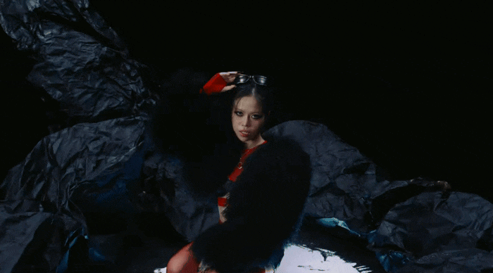 tlinh và Pháp Kiều lên nhạc dissing, ca từ “sang xịn mịn” bỏ xa đàn anh Rhymastic?- Ảnh 1.