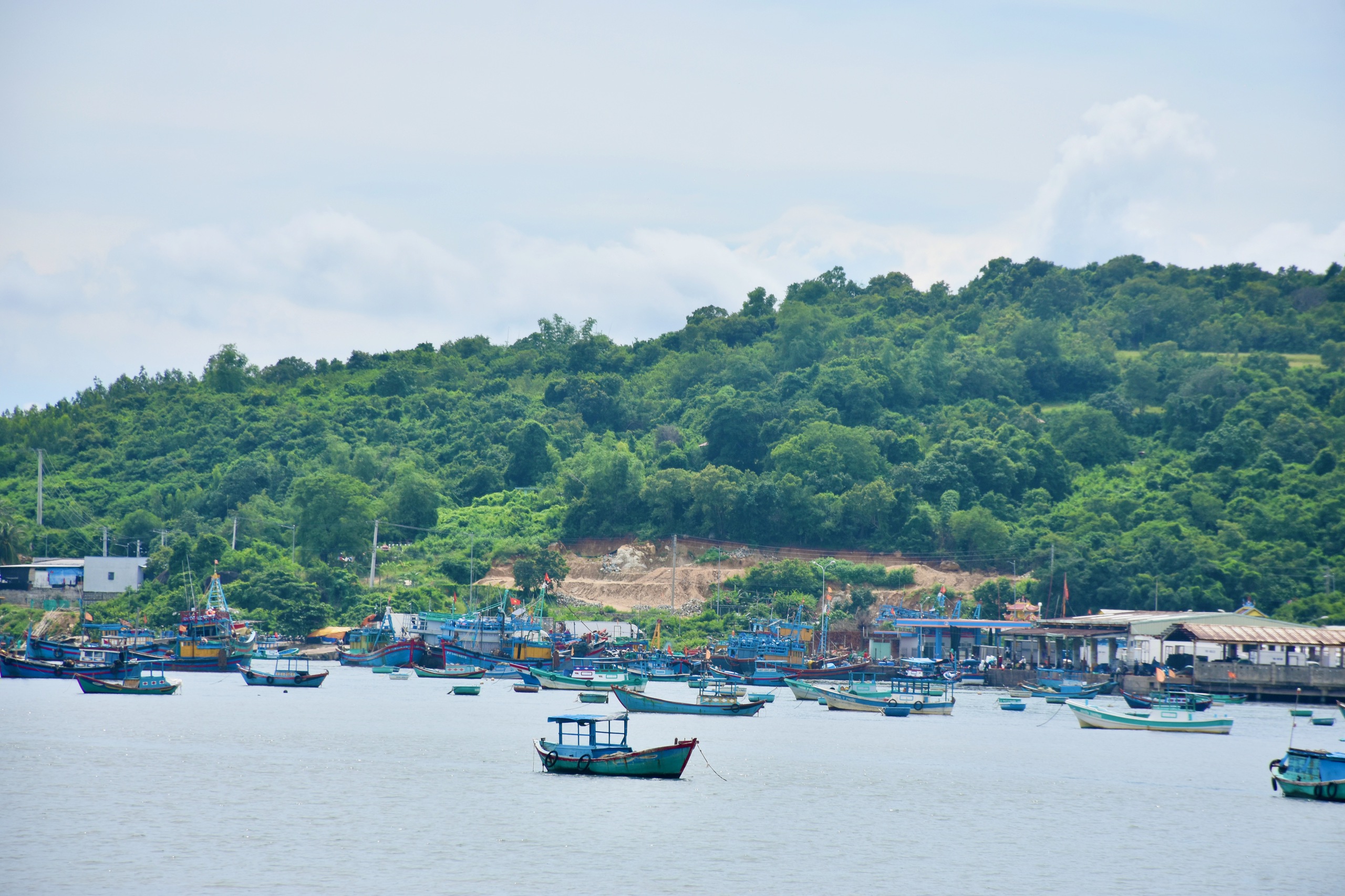 Đắk Lắk kêu gọi tàu thuyền tránh bão, đưa người trên lồng bè vào bờ- Ảnh 1.