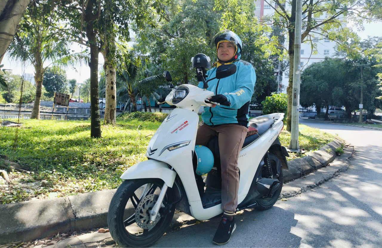 Chuyển từ xe xăng sang VinFast Feliz S chạy Xanh SM Bike, nữ tài xế chia sẻ: ‘Xe điện khỏe người, nếu làm chăm chỉ có thể kiếm 30 triệu/tháng’- Ảnh 1.
