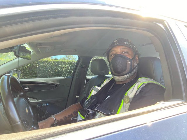 Hơn 40 tuổi đi làm shipper, người đàn ông tiết lộ: 1 tiếng có thể kiếm 1 triệu!- Ảnh 1. Hơn 40 tuổi đi làm shipper, người đàn ông tiết lộ: 1 tiếng có thể kiếm 1 triệu!- Ảnh 1.