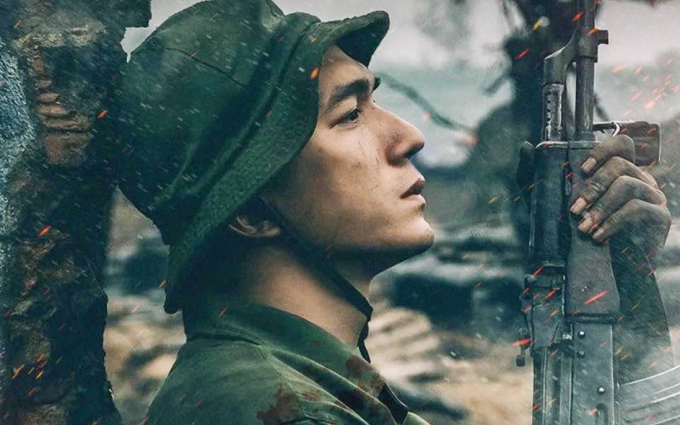 Diễn viên Đỗ Nhật Hoàng vào vai Cường - chàng sinh viên Nhạc viện phải gác lại ước mơ, lên đường nhập ngũ trong Mưa đỏ. Ảnh: Đoàn phim cung cấp