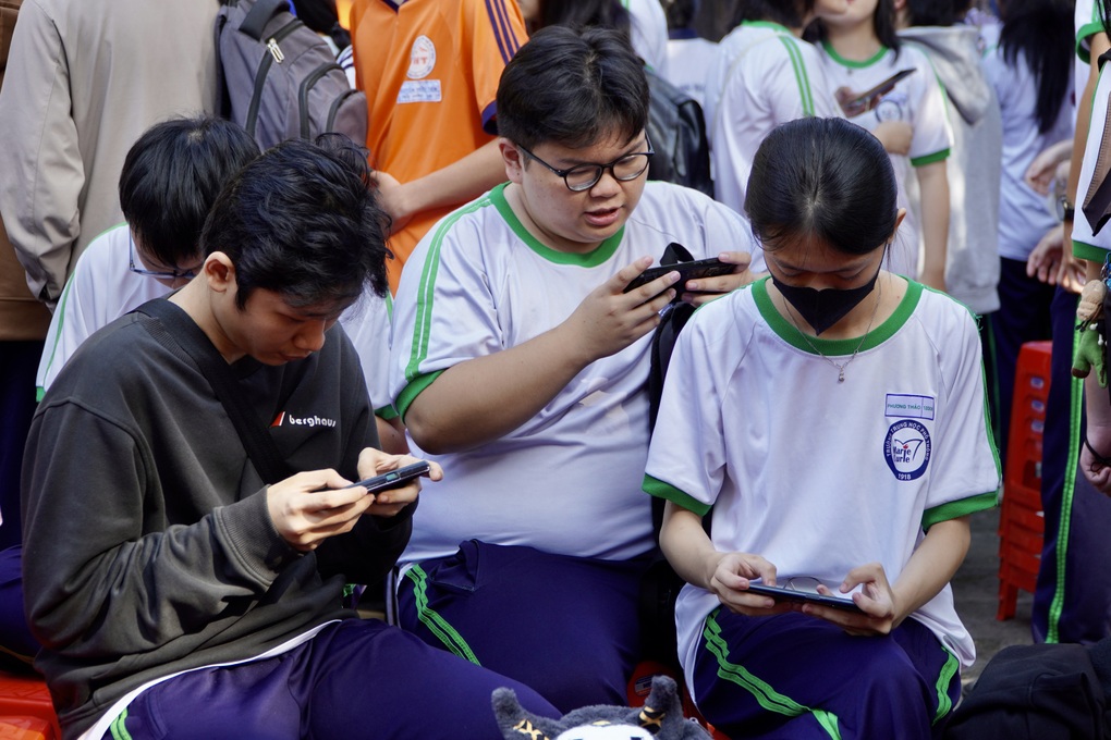 100% trường học ở TPHCM hạn chế sử dụng điện thoại trong giờ ra chơi - 1