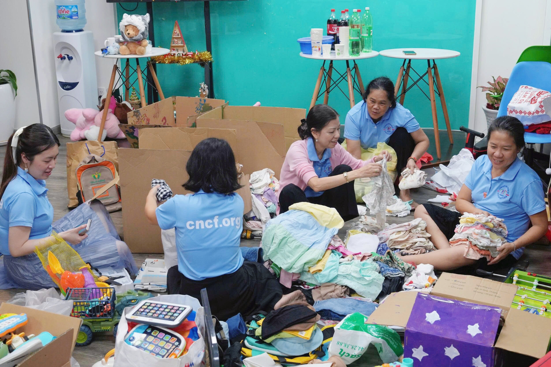 1.000 điều ước của trẻ em yếu thế trên cây thông tại các nhà hàng, khách sạn... ở TP.HCM - Ảnh 1.