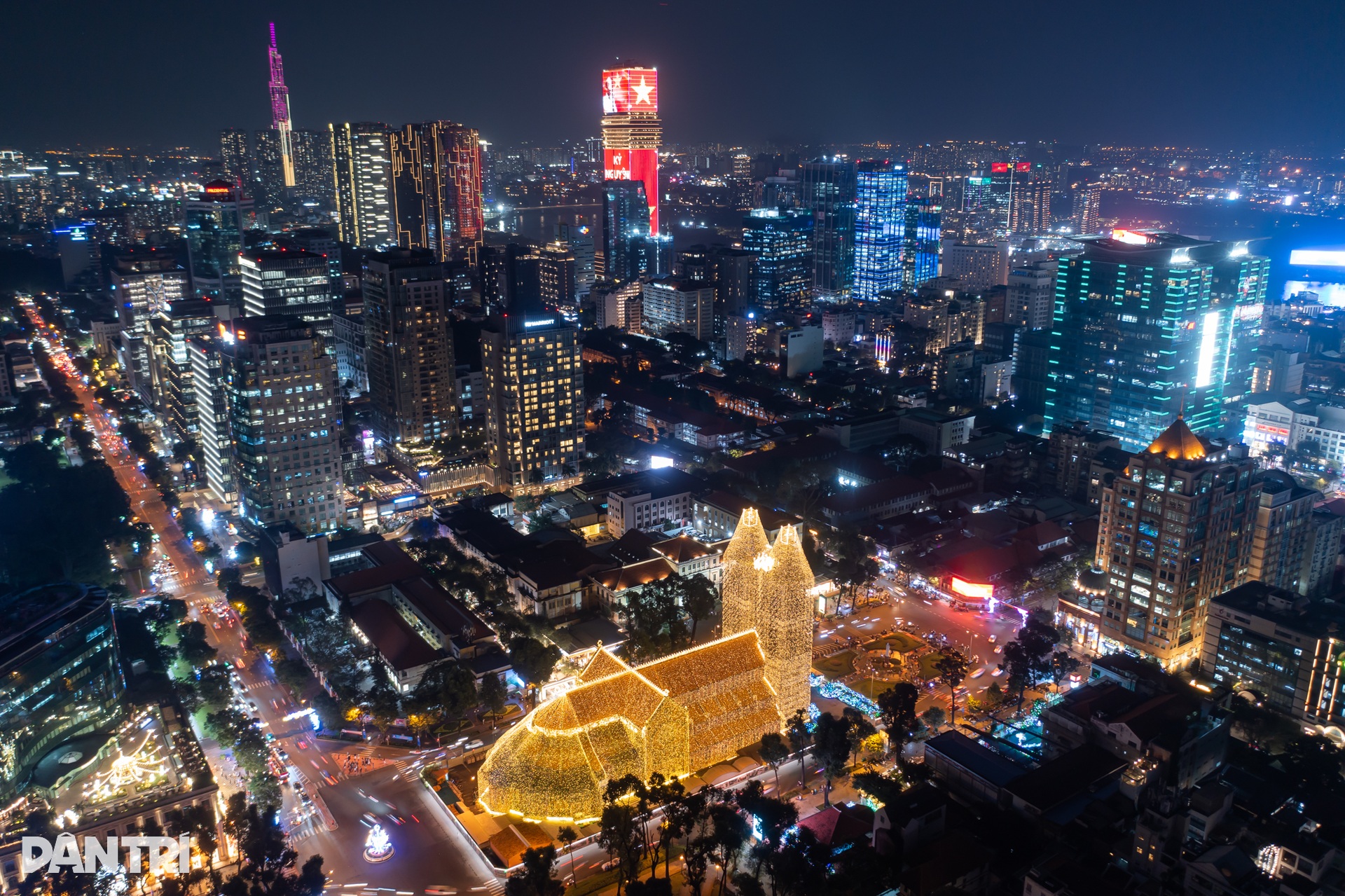 1.000km đèn LED thắp sáng Nhà thờ Đức Bà mùa Giáng sinh - 1