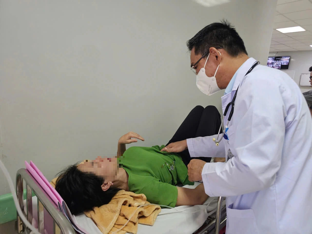 TP.HCM: 102 người nghi ngộ độc thực phẩm sau ăn bánh mì tại phường Phú Mỹ - Ảnh 1.