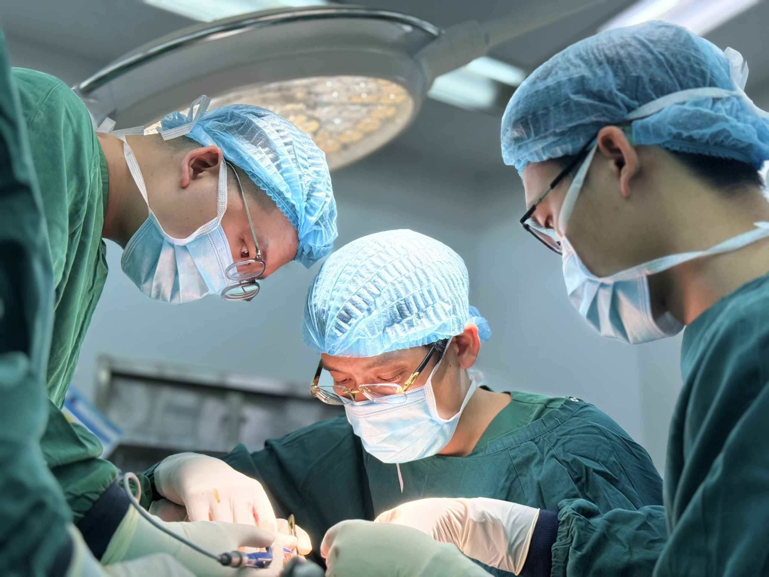 12 giờ vi phẫu cứu bàn tay bị đứt gần rời 4 ngón - Ảnh 1. vi phẫu - Ảnh 1.