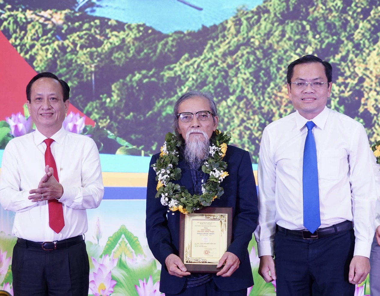 14 tác phẩm đoạt giải thưởng Văn học nghệ thuật Phan Ngọc Hiển lần thứ 5- Ảnh 2. 14 tác phẩm đoạt giải thưởng Văn học nghệ thuật Phan Ngọc Hiển lần thứ 5- Ảnh 2.