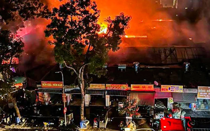 15 phút đưa 12 người thoát khỏi biển khói vụ cháy chợ Xanh - Ảnh 7.