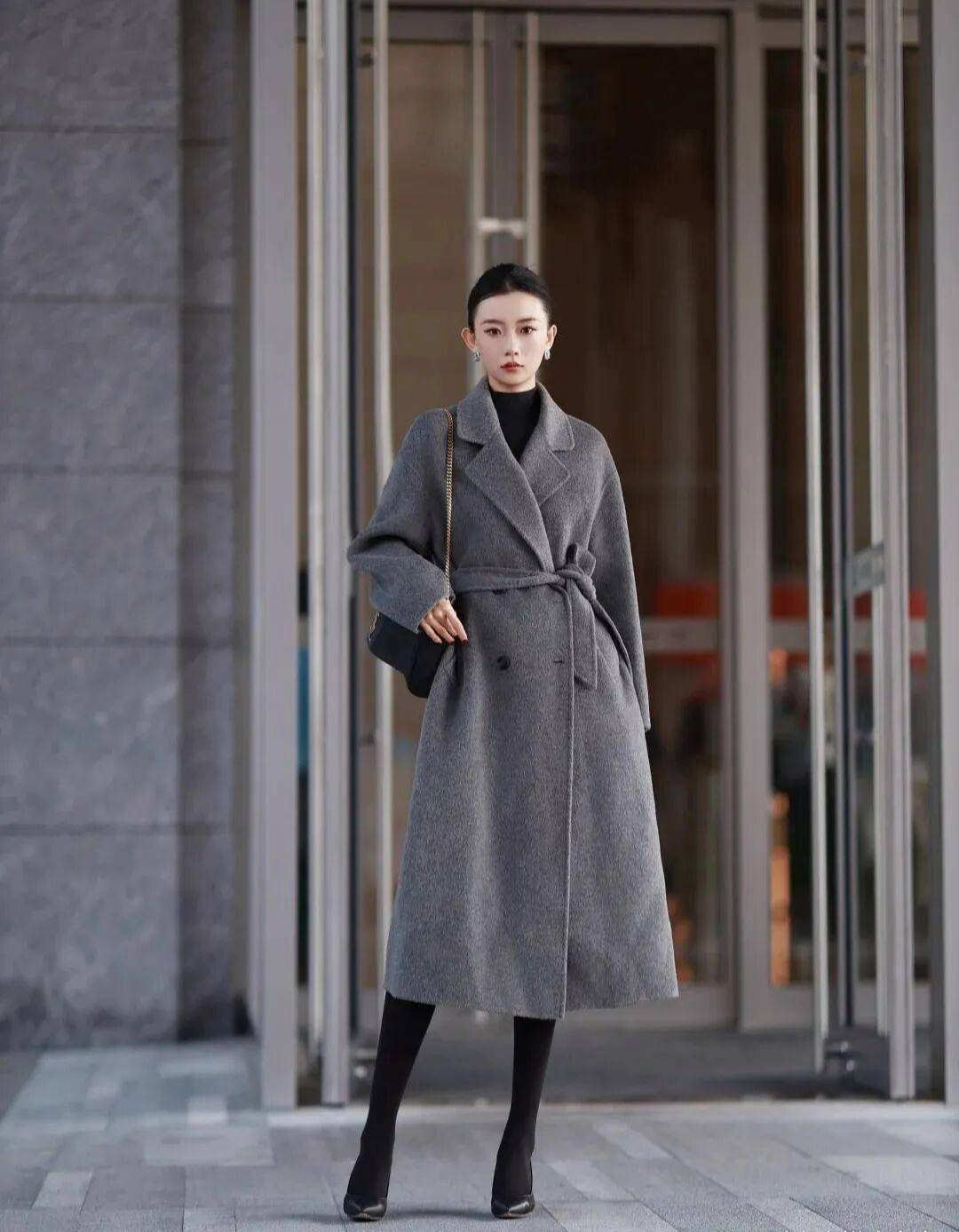 16 Công thức diện áo khoác xám cực chất để hack dáng mùa đông 2025 - Ảnh 1. 16 Công thức diện áo khoác xám cực chất để hack dáng mùa đông 2025 - Ảnh 1.