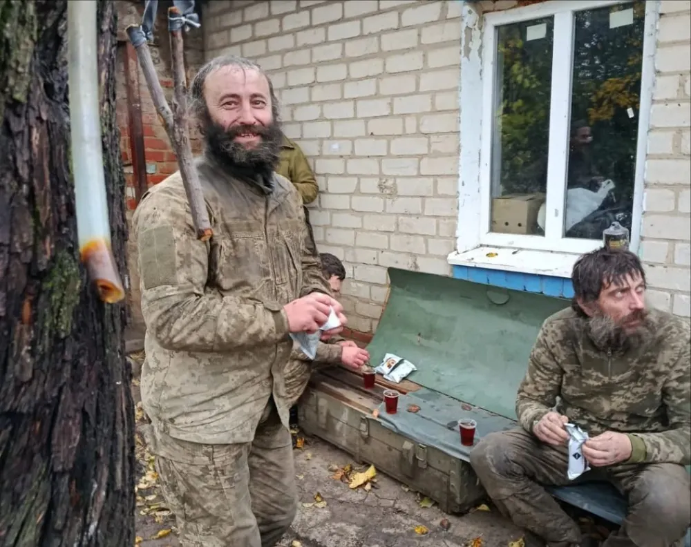 Hai binh sĩ Ukraine Oleksandr Aliksieienko và Oleksandr Tishaiev sau khi rời vị trí tại tỉnh Zaporizhia vào tháng 10. Ảnh: NVCC/THE KYIV INDEPENDENT 165 ngày kẹt giữa vòng vây tại Zaporizhia- Cuộc sinh tồn của hai lính Ukraine.jpg