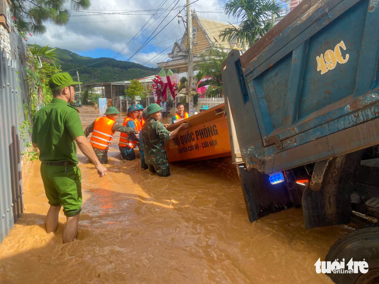 1.750 hộ bị cô lập, hàng chục tàu chìm, trôi dạt, Lâm Đồng kích hoạt ứng phó khẩn cấp 1 1.750 hộ bị cô lập, hàng chục tàu chìm, trôi dạt, Lâm Đồng kích hoạt ứng phó khẩn cấp - Ảnh 1.