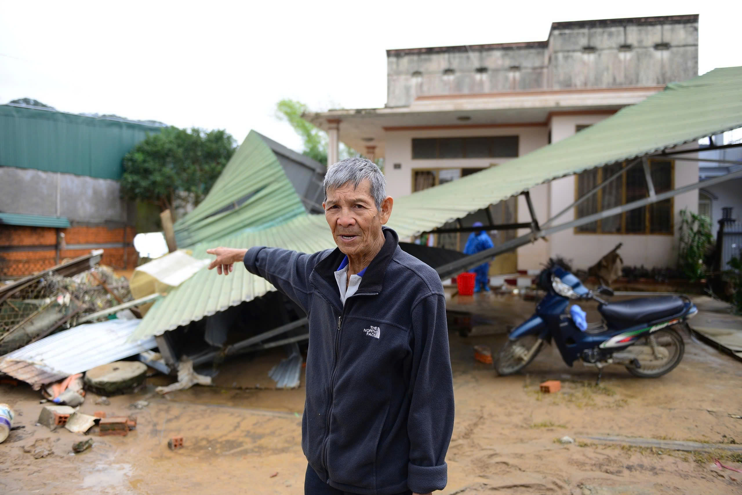 Xây, sửa nhà để người dân vùng lũ kịp đón Tết - Ảnh 2.