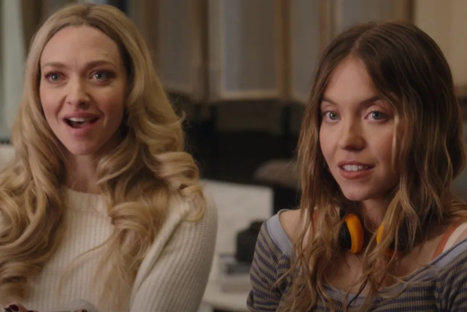 Diễn viên Sydney Sweeney (phải) và Amanda Seyfried trong phim The Housemaid. Ảnh: Lionsgate