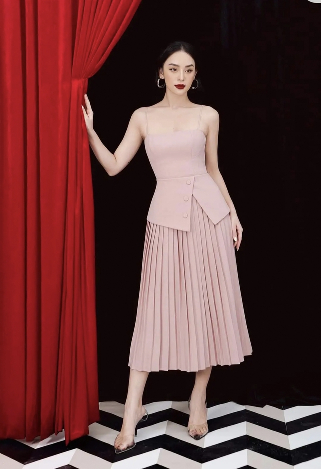 Chân váy xếp ly ăn gian vóc dáng, cho vẻ ngoài cuốn hút- Ảnh 4. Chân váy xếp ly ăn gian vóc dáng, cho vẻ ngoài cuốn hút- Ảnh 4.