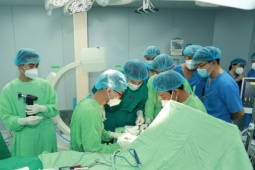 Thai phụ gặp tai nạn được ghép tay vào cẳng chân chờ nối lại