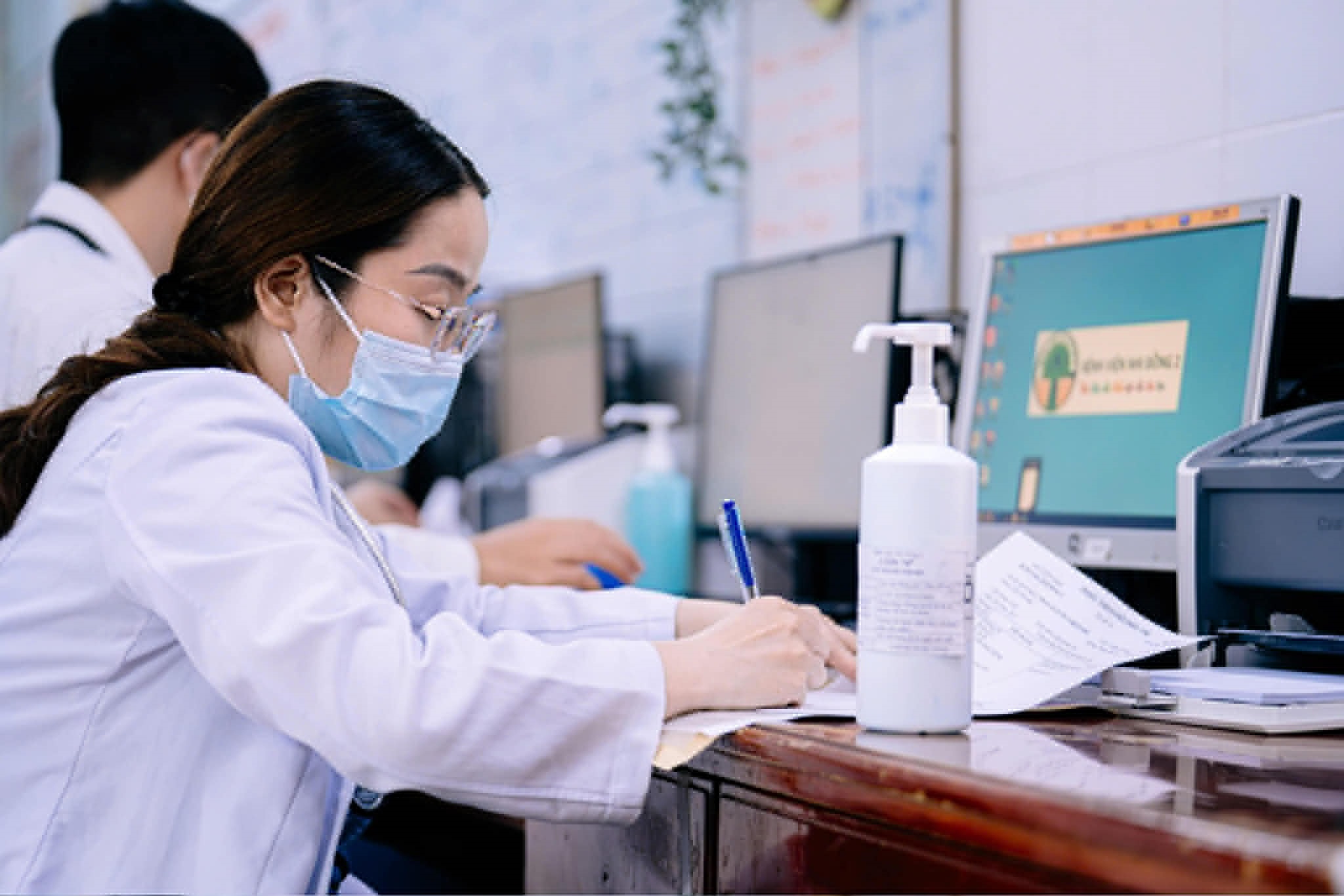 Đào tạo bác sĩ nội trú: Làm gì giữ 'tinh hoa' ngành y? - Ảnh 2. bác sĩ - Ảnh 2.