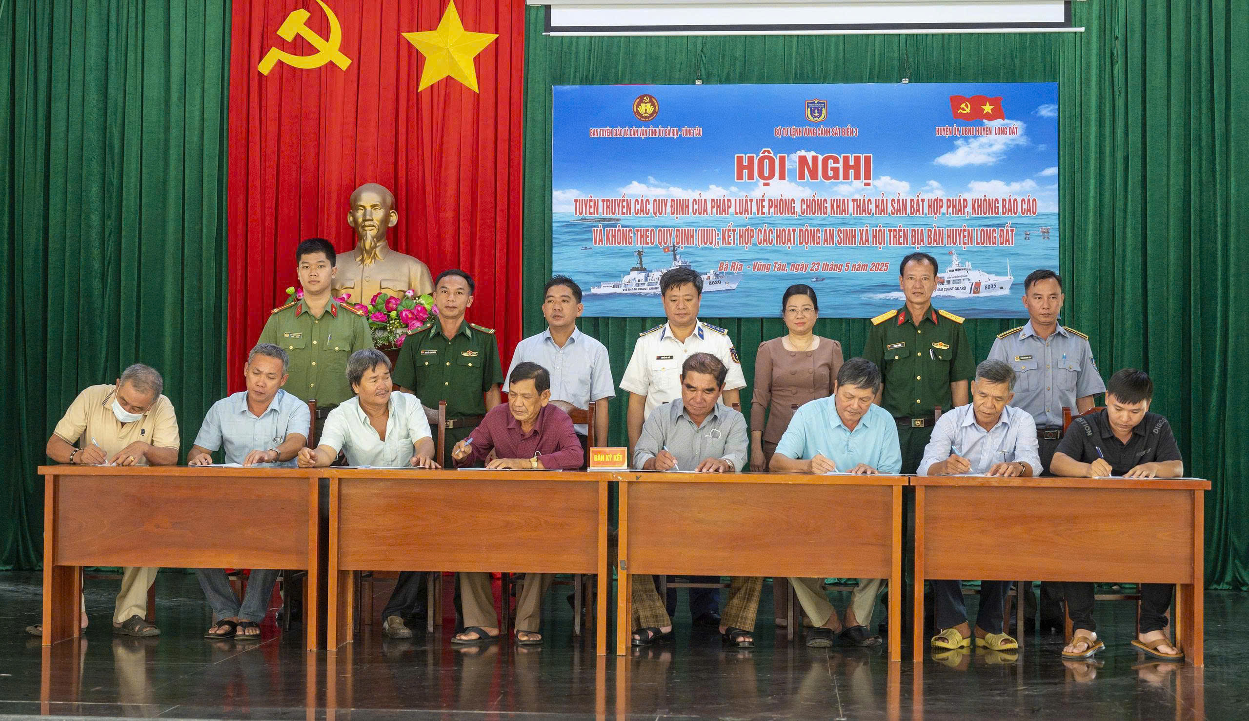 Đồng hành với ngư dân bám biển- Ảnh 2. Đồng hành với ngư dân bám biển- Ảnh 2.