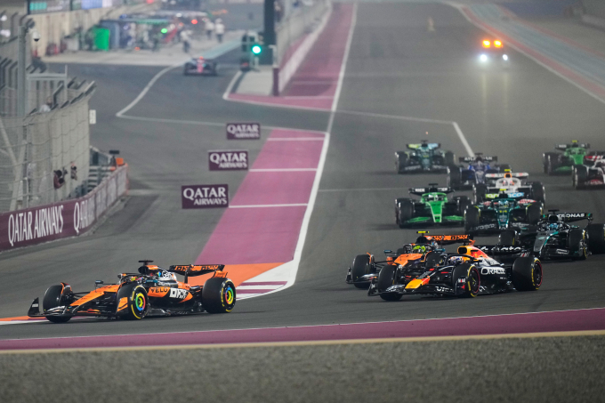 Tay đua McLaren Oscar Piastri dẫn đầu đoàn đua ngay Turn1 sau đoạn xuất phát Grand Prix Qatar trên đường đua Losail ngày 30/11. Ảnh: AP