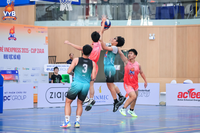 Sơn Tùng (số 1, đỏ) block pha lên rổ của Bảo Lâm bên phía Nguyễn Tất Thành, trong trận bán kết Giải bóng rổ Trẻ VnExpress, tại Cung Thiếu nhi Hà Nội cơ sở 2 hôm 30/11. Ảnh: VYB