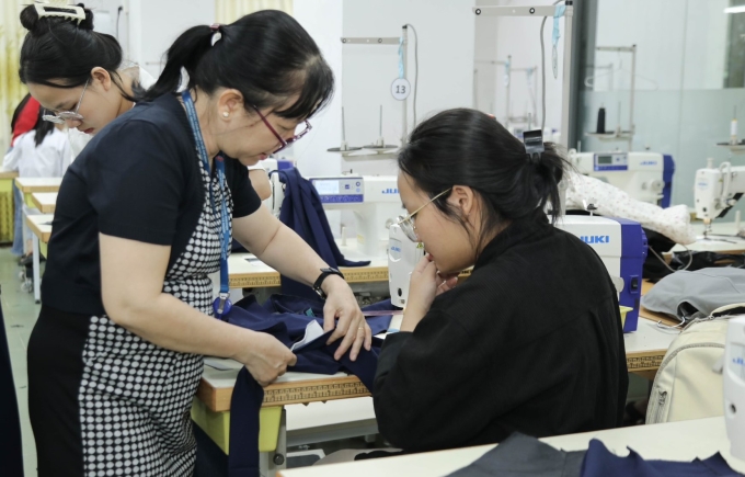 Giảng viên hướng dẫn sinh viên hoàn thiện sản phẩm. Ảnh: IUH