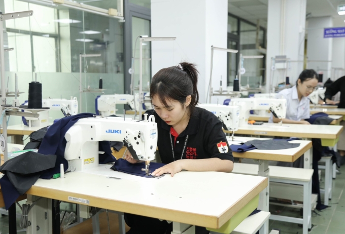 Cô trò ở TP HCM may 300 bộ đồng phục tặng học sinh vùng lũ - 2