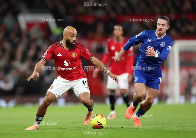 man-united-thanh-loc-doi-hinh-3-cau-thu-ra-di (2).jpg