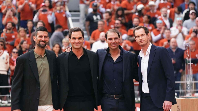 Djokovic, Federer, Nadal, Murray (từ trái qua phải) chụp ảnh kỷ niệm trong lễ tri ân Nadal, trên sân Philippe Chatrier, Paris, Pháp hôm 25/5. Ảnh: ATP