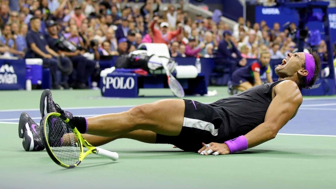 Phản ứng giàu cảm xúc của Nadal sau khi giành điểm quyết định trận chung kết Mỹ Mở rộng 2019, trên sân Arthur Ashe, New York, Mỹ. Ảnh: Reuters