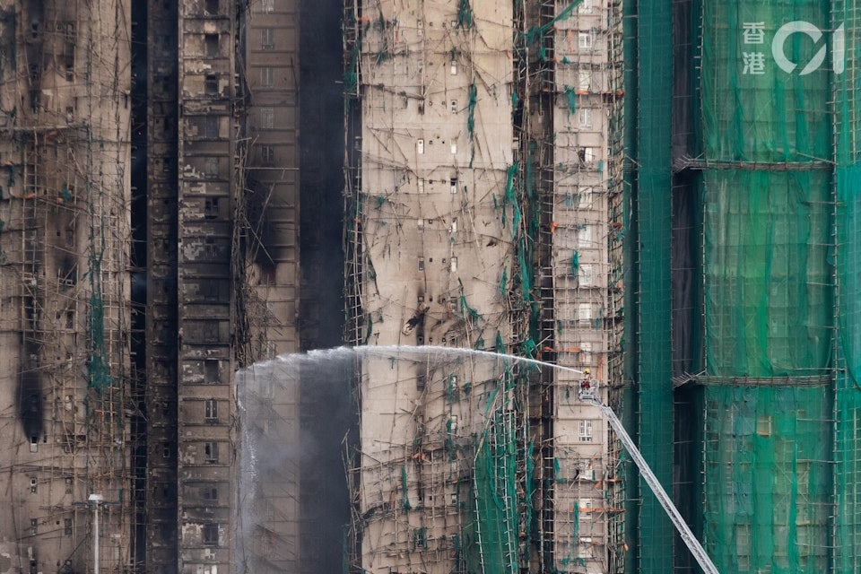 Cháy chung cư Hồng Kông: Tiết lộ của cư dân kèm ảnh hiện trường gây bất ngờ - Ảnh 4.