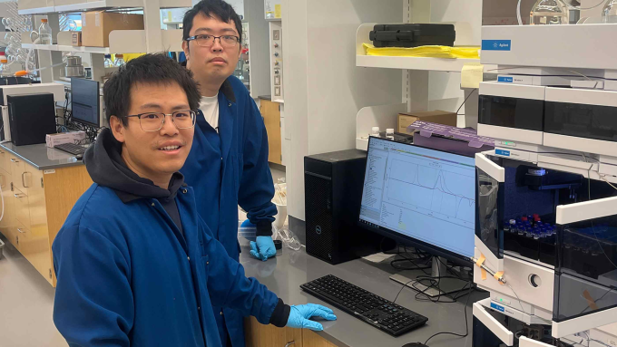 Nhà hóa học Yuwei Gu (trái) và nghiên cứu sinh Shaozheng Yin (phải) sử dụng máy đo kích thước polymer và cách chúng phân hủy. Ảnh: Gu Lab