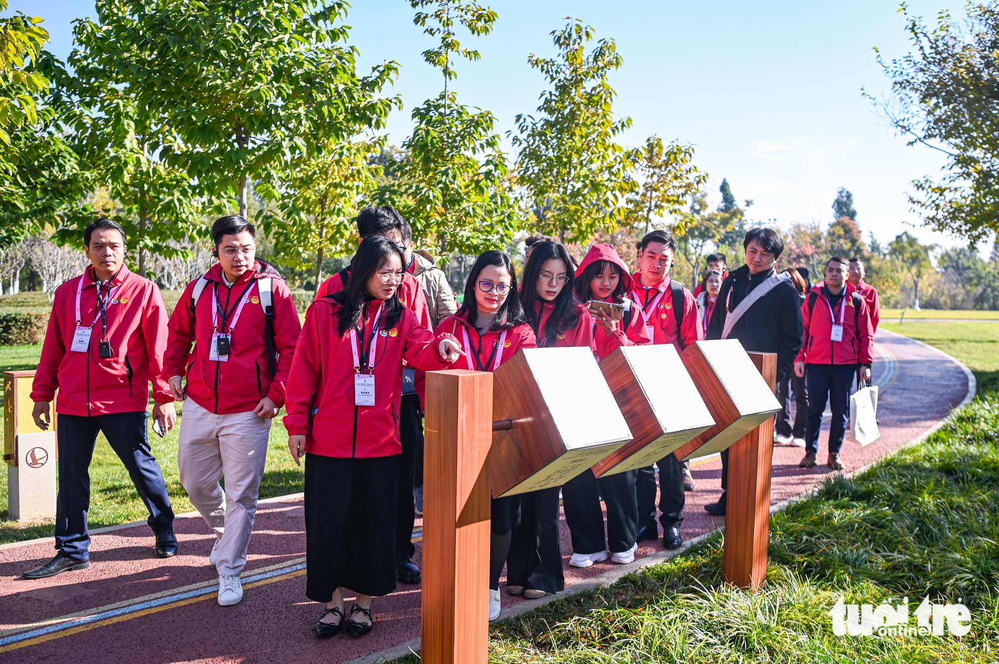 Gần 200 đại biểu thanh niên Việt Nam tham gia 'Hành trình đỏ nghiên cứu, học tập tại Trung Quốc' 4 thanh niên - Ảnh 5.