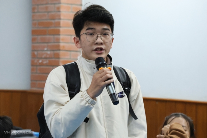 Sinh viên trường Cao đẳng Du lịch Hà Nội đặt câu hỏi với hiệu trưởng Phạm Văn Long, trưa 1/12. Ảnh: Thanh Hằng