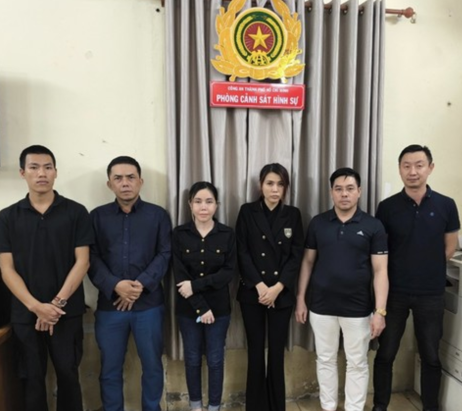 Công an TPHCM vạch trần cách thức điều hành mại dâm của cựu tiếp viên hàng không 2 Công an TPHCM vạch trần cách thức điều hành mại dâm của cựu tiếp viên hàng không - Ảnh 2.