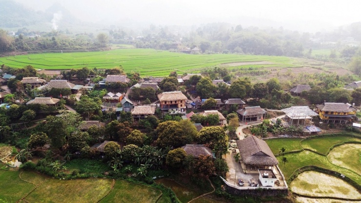 Ngắm những nếp nhà sàn nguyên sơ của người Mường ở làng du lịch - 2