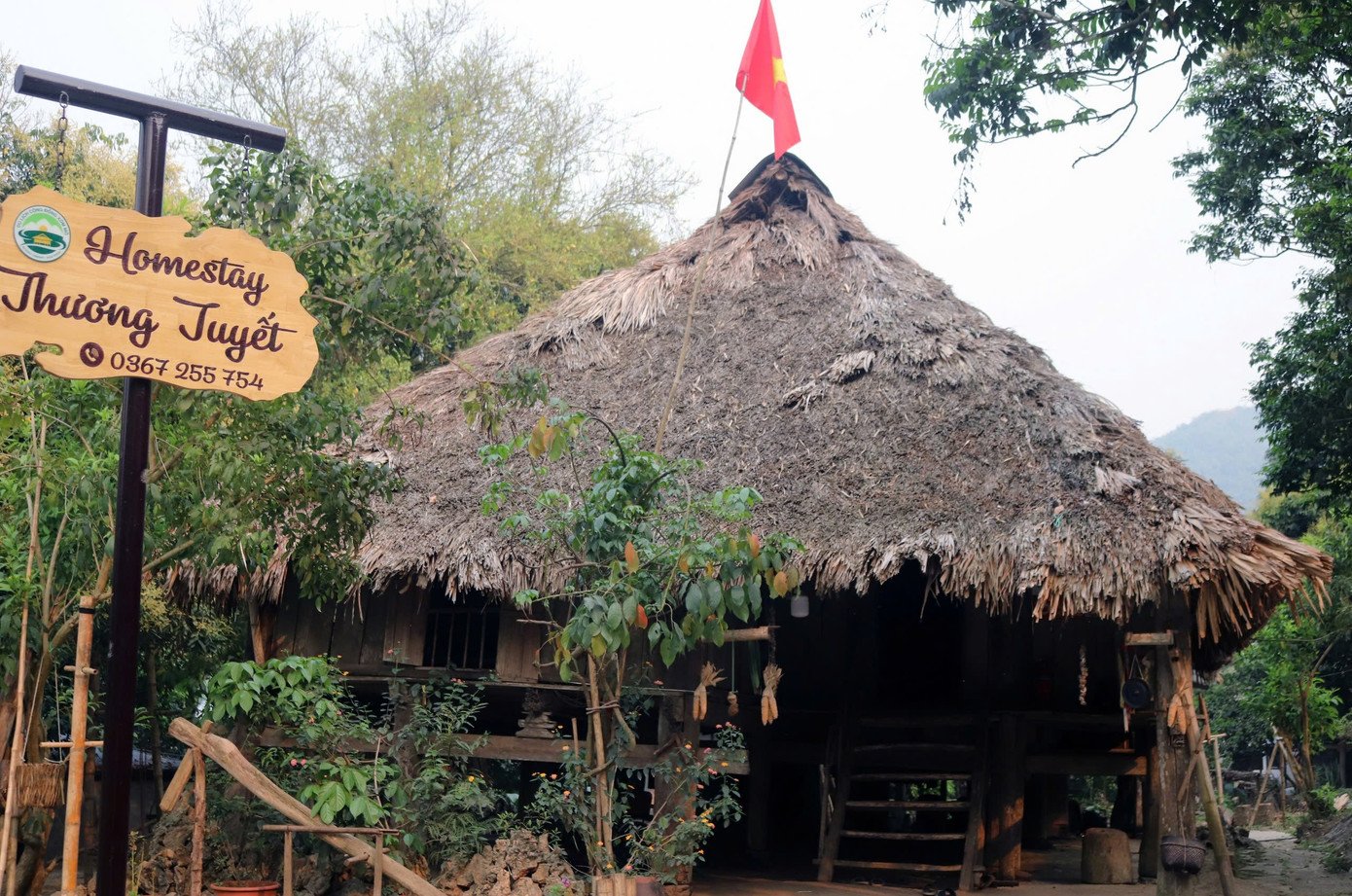 Ngắm những nếp nhà sàn nguyên sơ của người Mường ở làng du lịch - 5