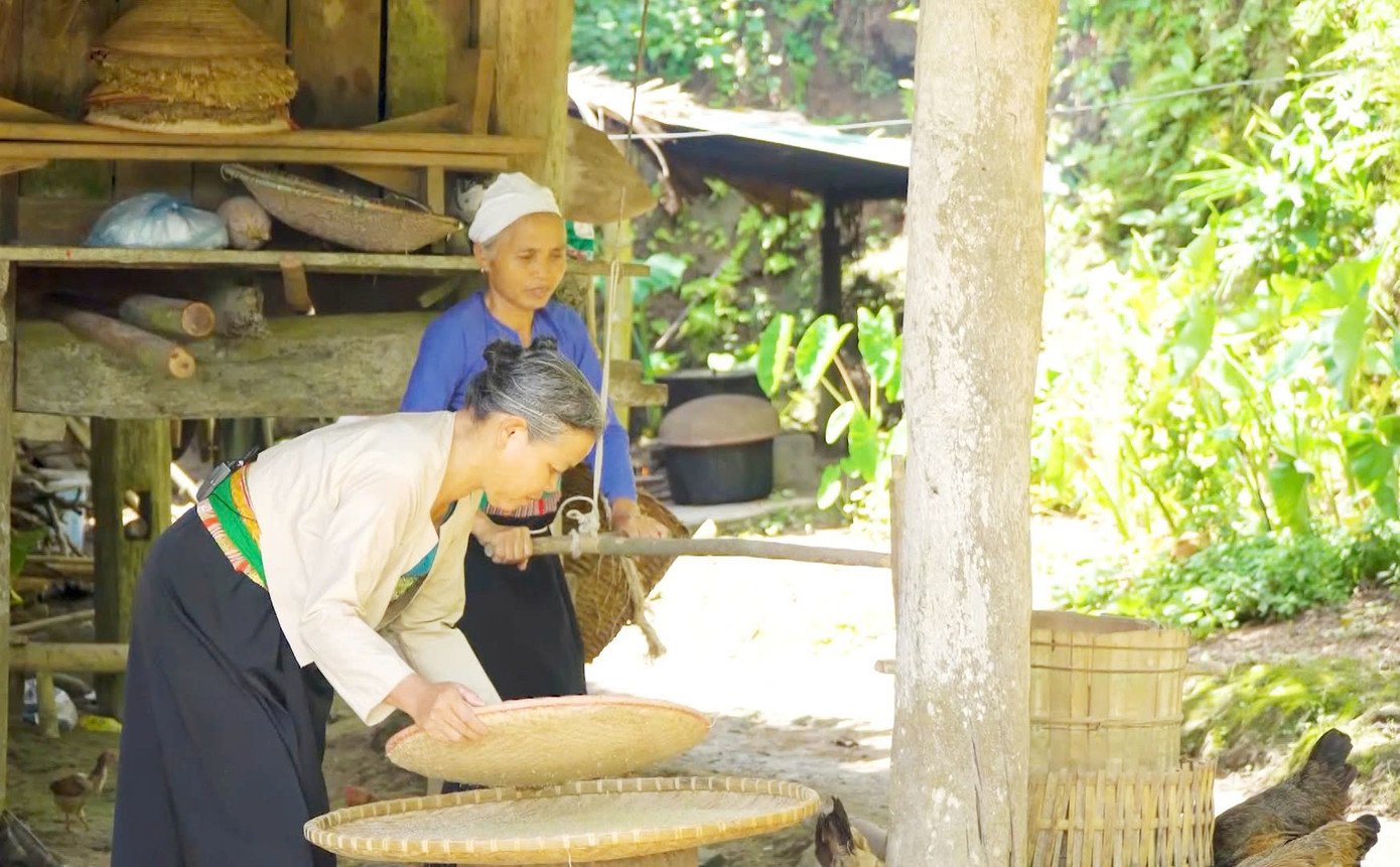 Ngắm những nếp nhà sàn nguyên sơ của người Mường ở làng du lịch - 11