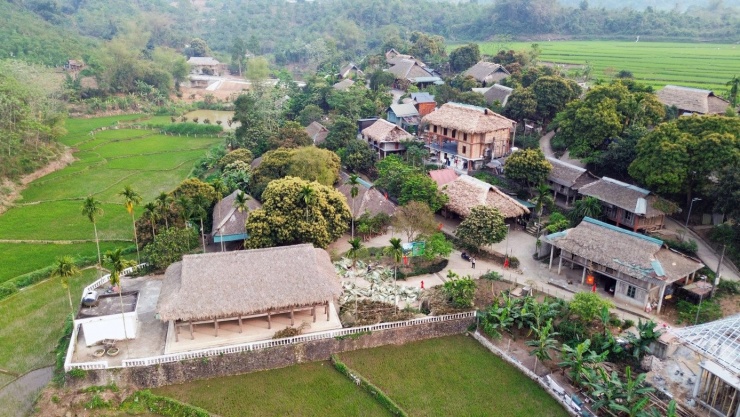 Ngắm những nếp nhà sàn nguyên sơ của người Mường ở làng du lịch - 13