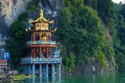 Chèo thuyền hồ Hòa Bình, chớ quên Đền Chúa Thác Bờ linh thiêng