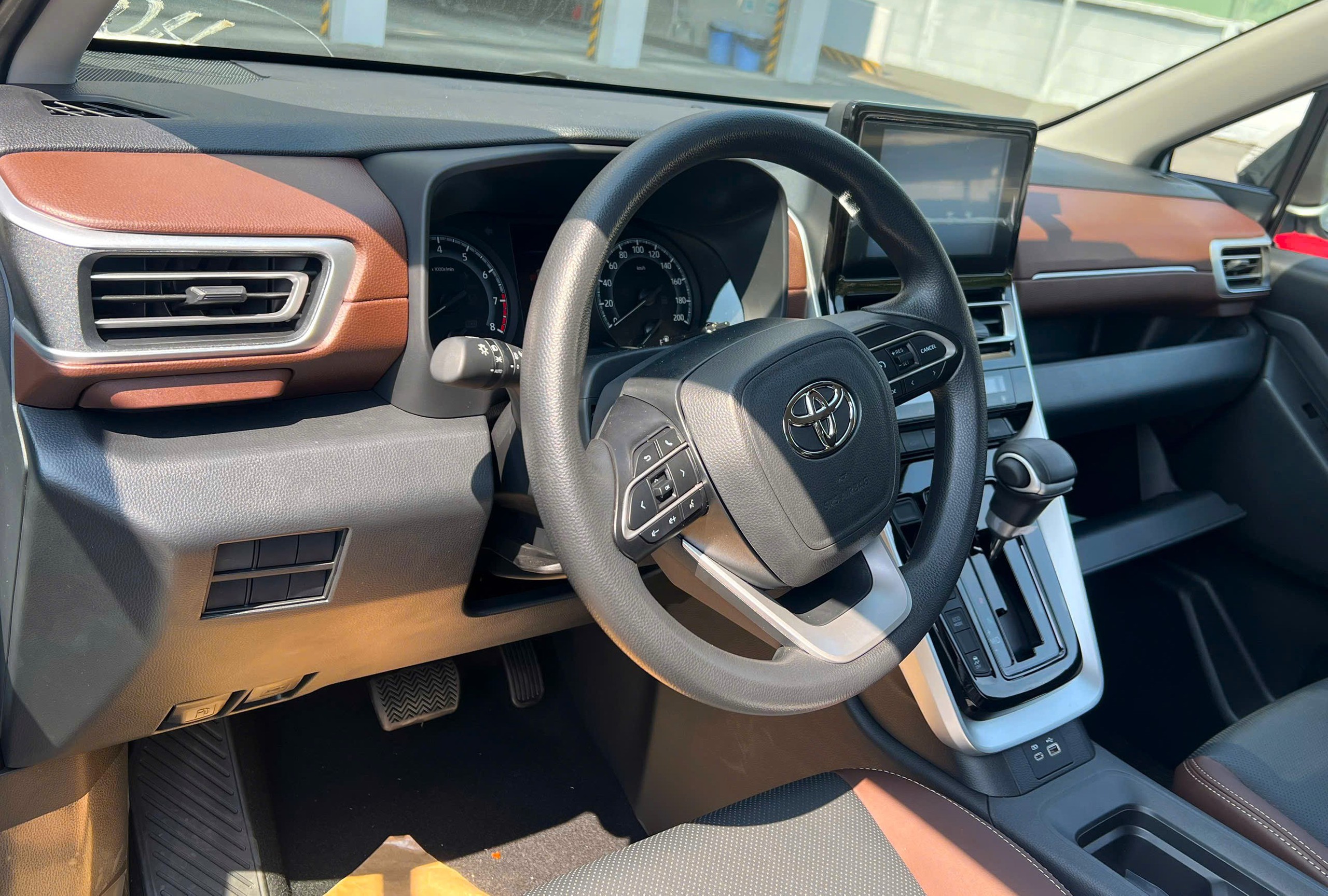 Giảm trang bị, giá 730 triệu đồng 2 Toyota Innova Cross thêm bản thấp tại Việt Nam: Cắt bớt trang bị, giá 730 triệu đồng - Ảnh 2.