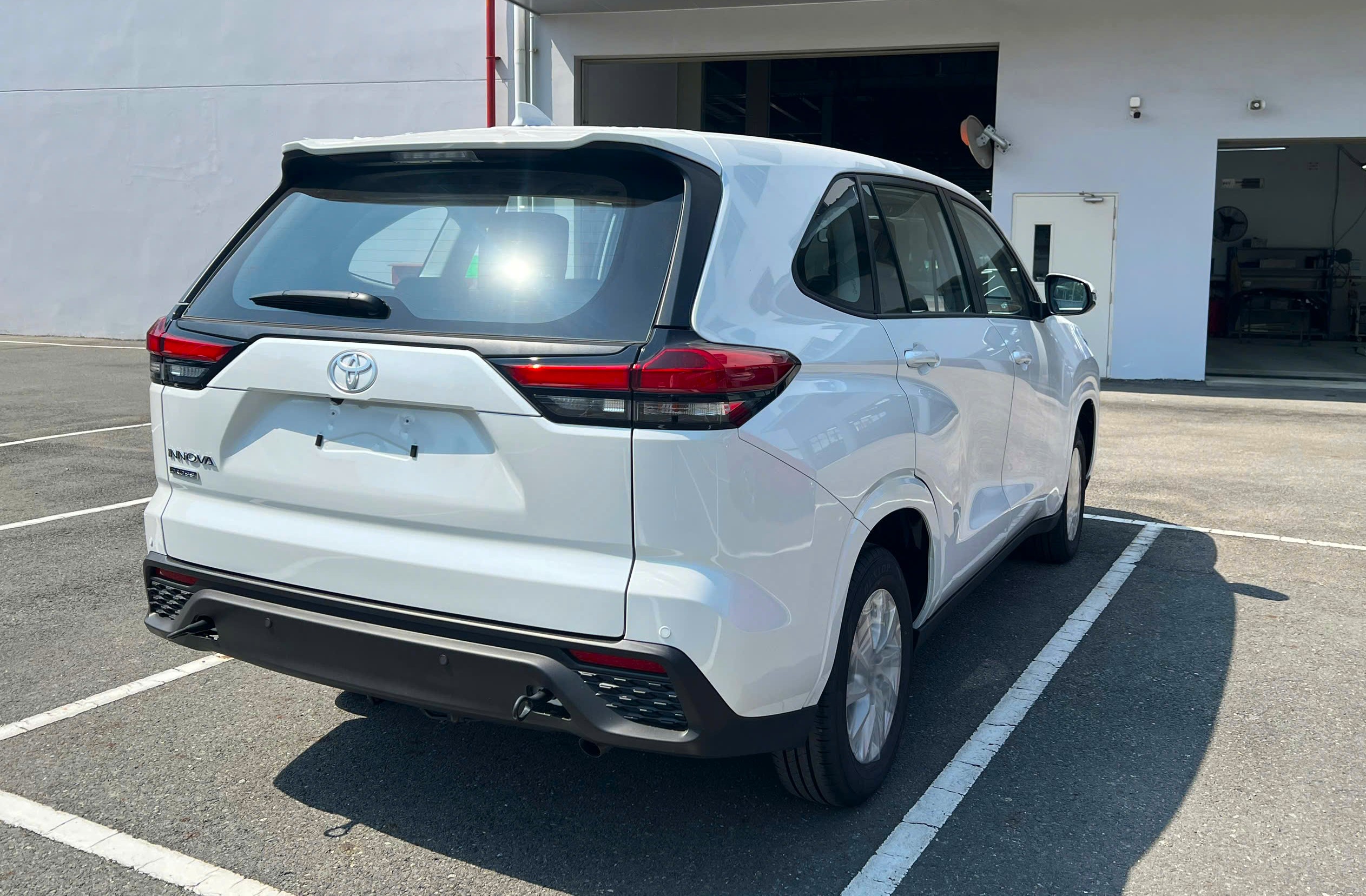 Giảm trang bị, giá 730 triệu đồng 3 Toyota Innova Cross thêm bản thấp tại Việt Nam: Cắt bớt trang bị, giá 730 triệu đồng - Ảnh 3.