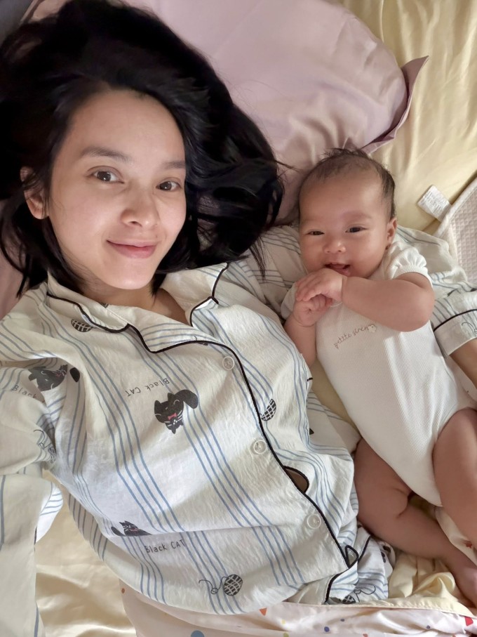 Quỳnh Lương thấy đau vì bị chê 30 già như 45 sau sinh 3 Quỳnh Lương thường xuyên đăng ảnh để mặt mộc, diện đồ mặc nhà sau khi sinh em bé thứ hai.