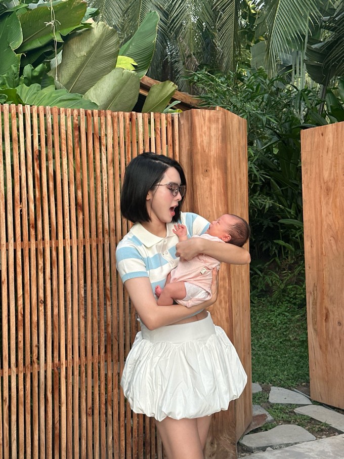 Quỳnh Lương thấy đau vì bị chê 30 già như 45 sau sinh 4 Quỳnh Lương khoe vóc dáng khi nặng 53 kg sau một tháng sinh em bé.