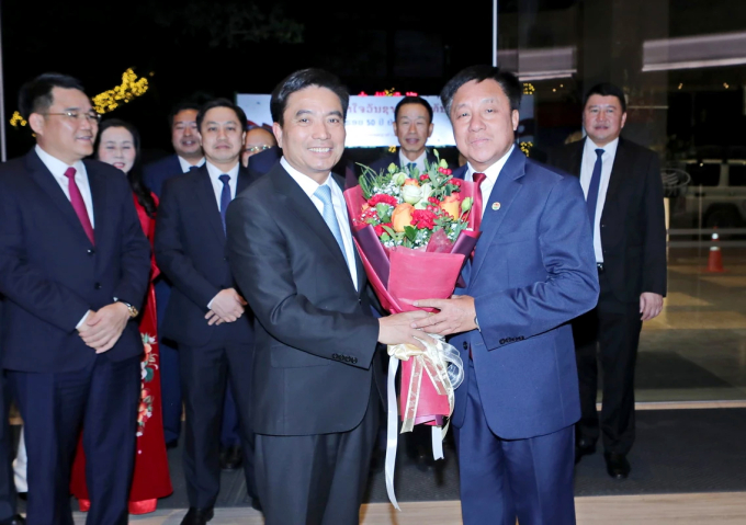 Bí thư Tỉnh ủy Houaphanh Phutphan Keovongxay (bên phải) tặng hoa Bí thư Tỉnh ủy Thanh Hóa Nguyễn Doãn Anh. Ảnh: Minh Hiếu