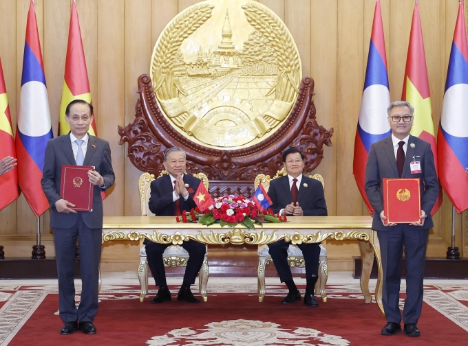 Tổng Bí thư Tô Lâm và Tổng Bí thư, Chủ tịch nước Lào Thongloun Sisoulith chứng kiến trao Biên bản thoả thuận hợp tác giữa Bộ Ngoại giao Việt Nam và Bộ Ngoại giao Lào giai đoạn 2026 - 2030. Ảnh: TTXVN